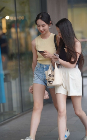美腿热裤闺蜜俩 [22P]