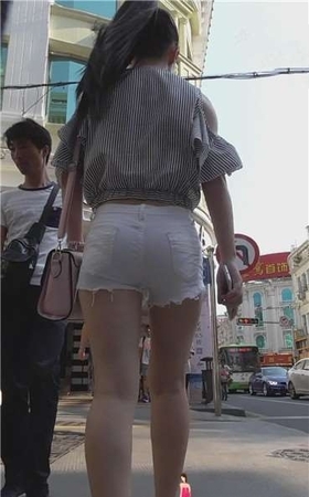 4K – 街拍跟拍马尾辫美眉 [551 MB]