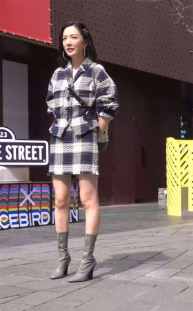 摆拍的性感美女