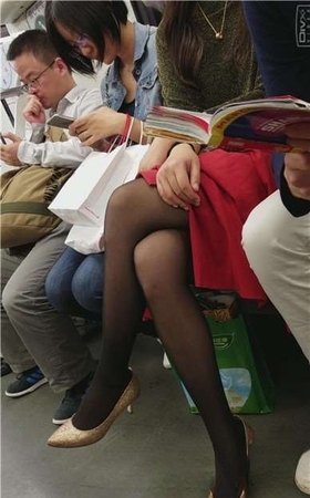 4k-面对如此黑丝美少妇，外国小哥依然淡定看书。