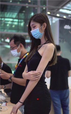 高挑的前台模特小姐姐