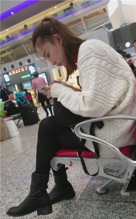 玩手机的黑丝漂亮小姐姐