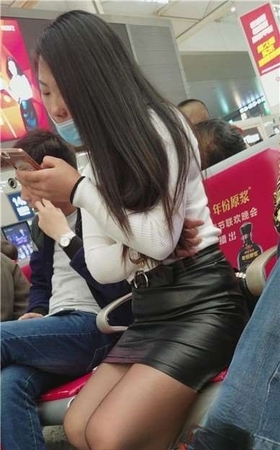 4k-性感黑丝美腿包臀皮裙口罩美女低头玩手机