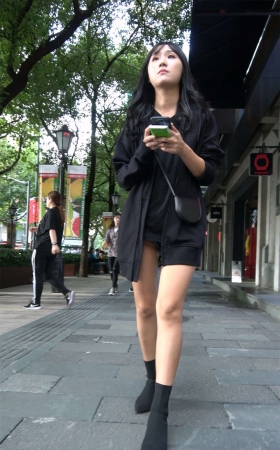 长靴黑色卫衣小美女