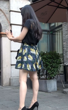 4K – 气质短裙街拍美腿小姐姐 [1.42 GB/MP4]