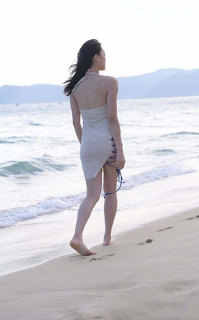 [一始专区] 海边的金色比基尼美女 [10P]