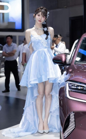 LB304-156P 上海车展-百万网红176车模小饼干的肉感美腿 11P