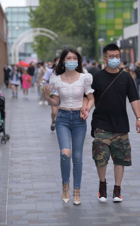 街拍气质的蓝色牛仔裤女友 [26P]