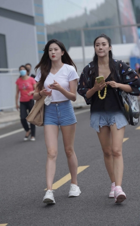 搭讪长腿姐妹 [24P]