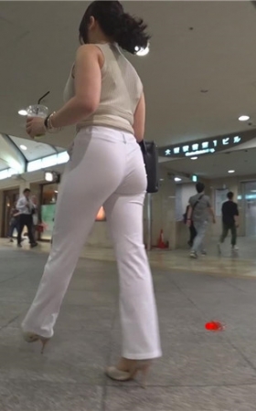 紧身白色西裤性感大胸翘屯美女