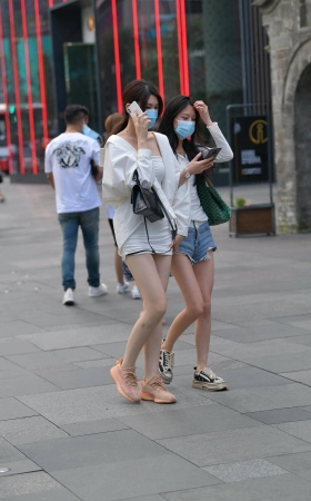 街拍白短裙小妹跟闺蜜 [17P]