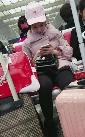 4k-高铁站候车室拍摄黑丝打底裤粉色鸭舌帽美女