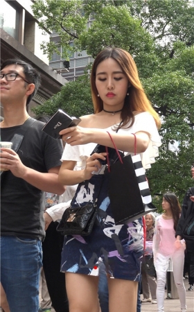 补妆的漂亮小姐姐