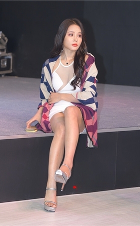 漂亮的白裙车模美女(58P)
