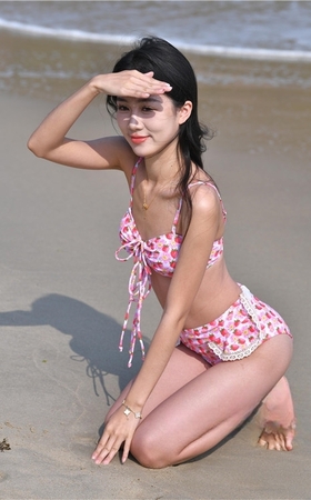 沙滩上的粉色比基尼小姐姐(60P)