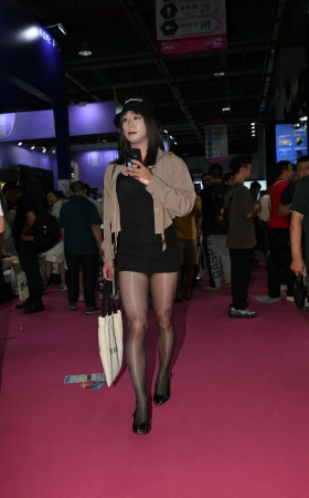 油亮丝包臀裙美女 [17P]