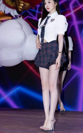 L1639 26CJ-金山世游展台猫大人五月儿小龙鼠三美女神JK制服 10P