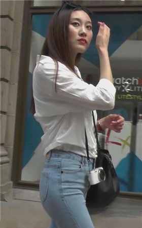 街拍白衬衫蓝色紧身牛仔裤颜值爆表美女[1.74 GB]