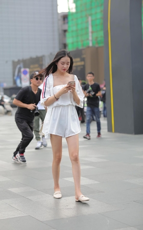 漂亮的一字抹胸装小姐姐