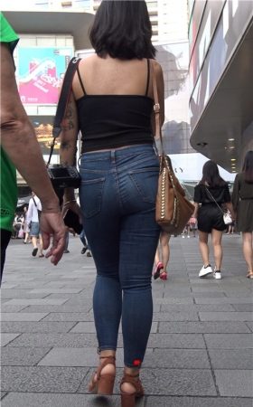 丰腴的紧身牛仔裤妹子