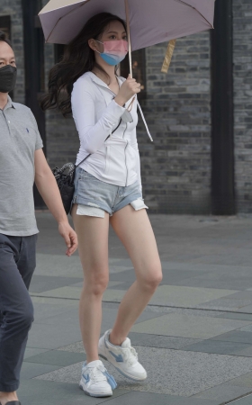 撑伞的热裤小妞 [22P]