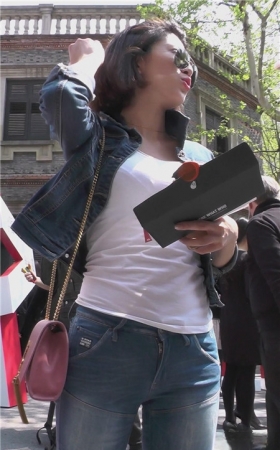 牛仔紧身短发美女