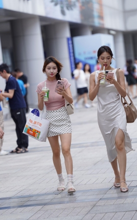 白净大长腿花裙少女
