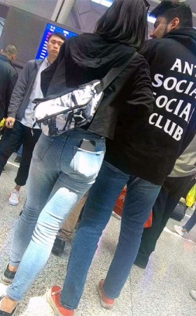 青春洋溢紧身牛仔裤黑衣服小姐姐