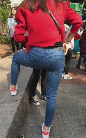 红衣牛仔裤小妹