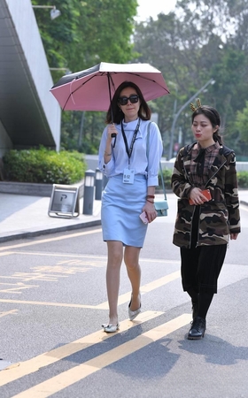 打伞的浅蓝色短裙肉丝美女3A1775[451M]