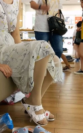 鞋柜试鞋的连衣裙小妹