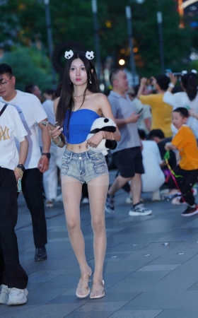 街拍热牛库里丝长腿美女 [17P]