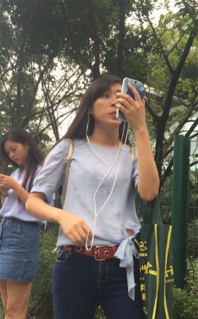 紧身蓝牛坡高跟鞋美女