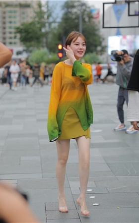 白嫩嫩的黄衣小姐姐【套图+视频】