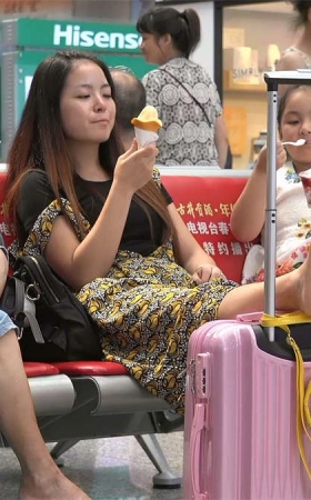 可爱型少妇双腿翘上行李箱，美甲足底露得毫不含糊