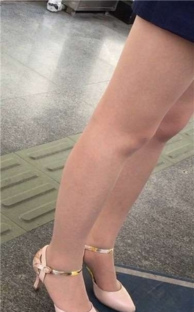 地铁拍摄肉丝袜美腿女孩