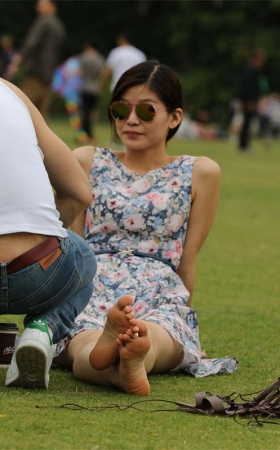 No696 男友神助攻，在我面前把高挑美女的凉鞋扒下再穿上 第2套