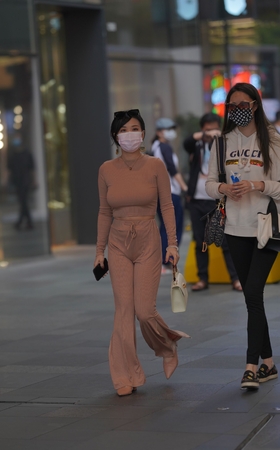 戴口罩的漂亮小姐姐
