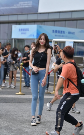 又见蜜桃裤小姐姐~又爱了~