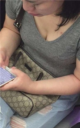 地铁拍摄丰满傲人双峰诱人沟沟美眉