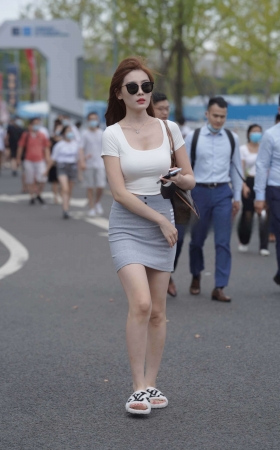 街拍灰色短裙墨镜女 [16P]