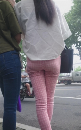 等公交的粉裤妹子