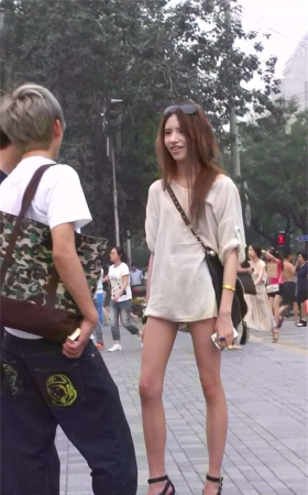 广场街拍极品大长腿漂亮美女