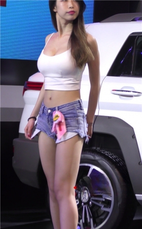 车展热舞的牛仔热裤月牙美女