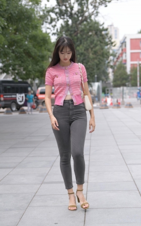 灰色牛仔裤美女