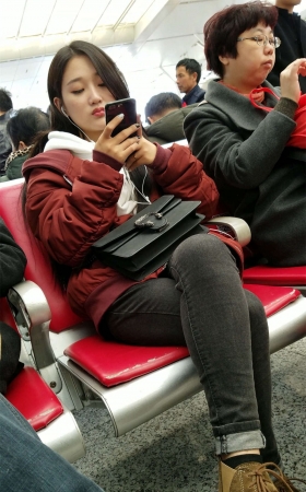 高铁站拍摄紧身牛仔裤长发漂亮美女