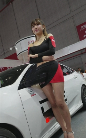青涩的包臀裙车模美女
