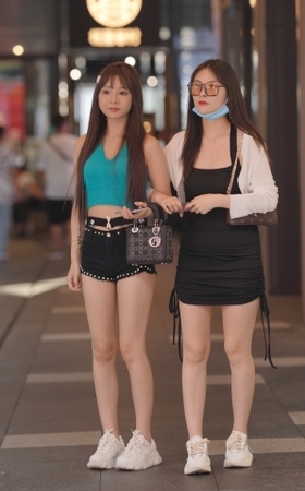 可爱的热裤小妹