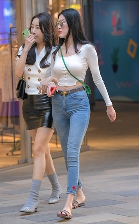 戴墨镜的紧牛美女(113P)