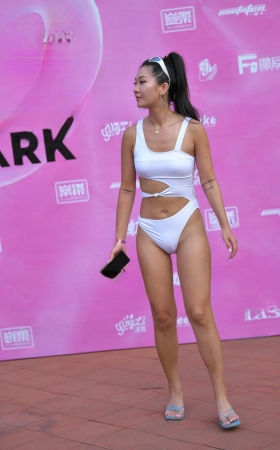 白色比基尼美女 腿上全是蚊子咬的包~ [18P]